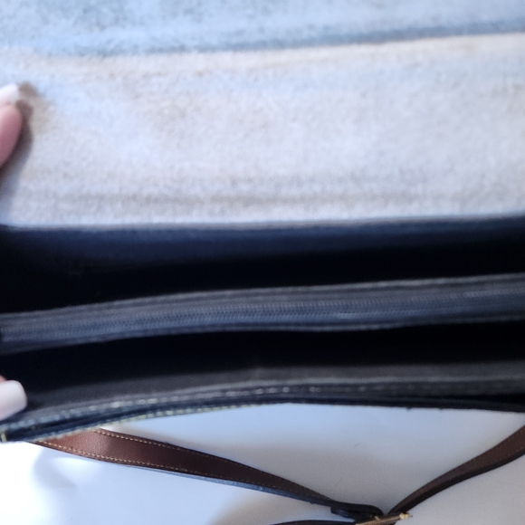 Vintage Dooney & Bourke All Weather Pebbled Leather Calvary Body Bag With Key - Picture 12 of 16